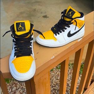 WMNS AIR JORDAN 1 MID
"Perforated"